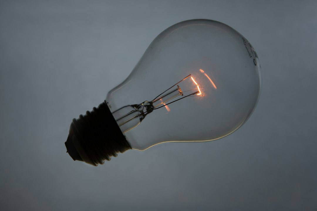 Lâmpada para ilustrar o consumo de energia em casa