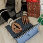 Pessoa usando notebook para pesquisar uma compra