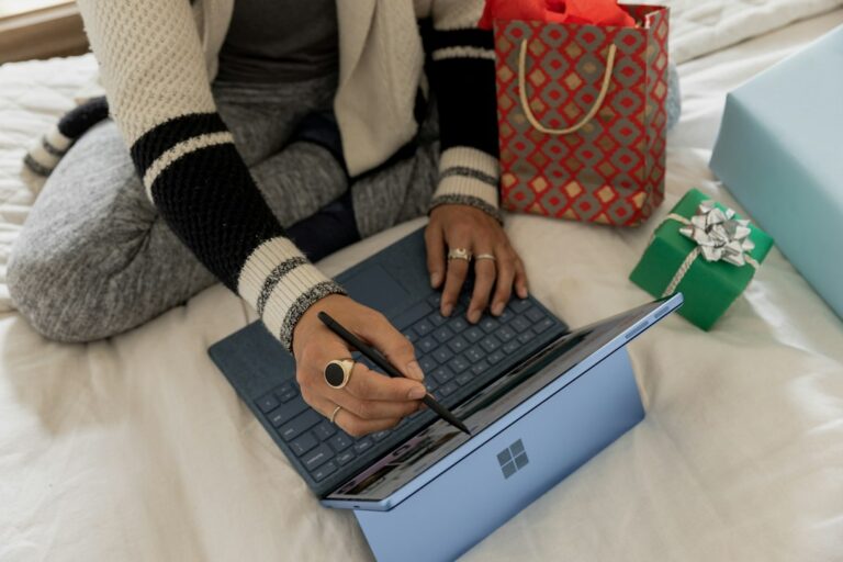 Pessoa usando notebook para pesquisar uma compra