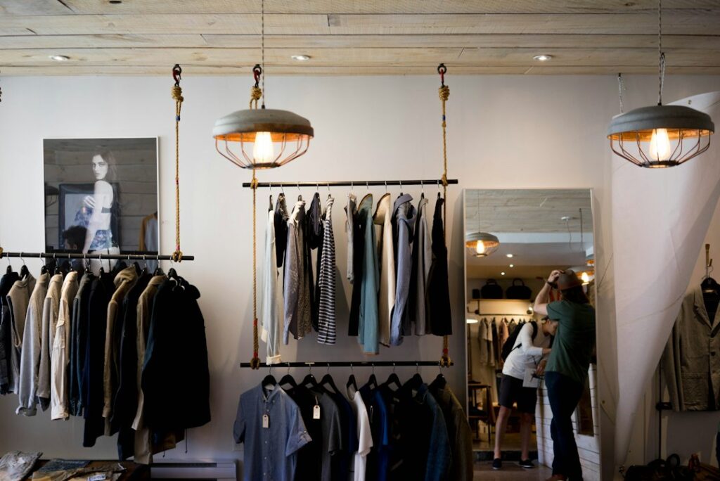 Roupas organizadas em uma loja