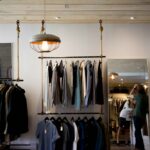 Roupas organizadas em uma loja