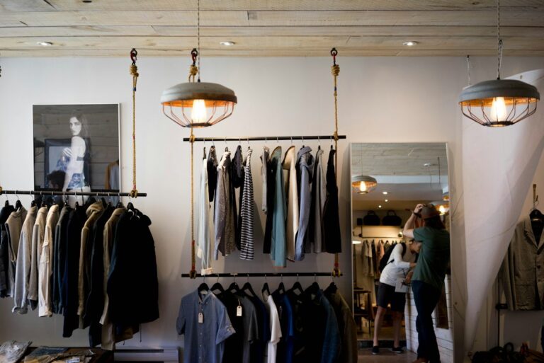 Roupas organizadas em uma loja