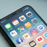 Smartphone com aplicativos na tela