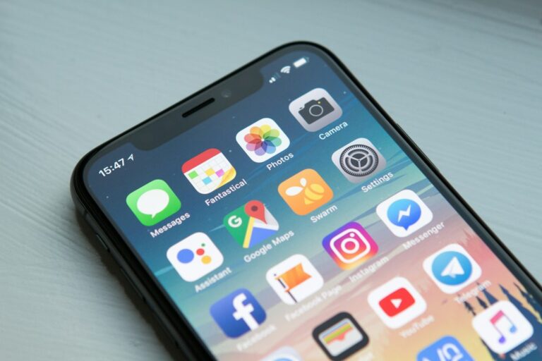 Smartphone com aplicativos na tela