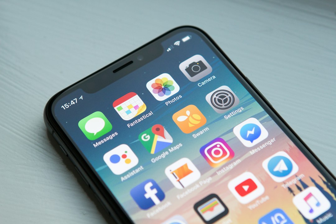 Smartphone com aplicativos na tela